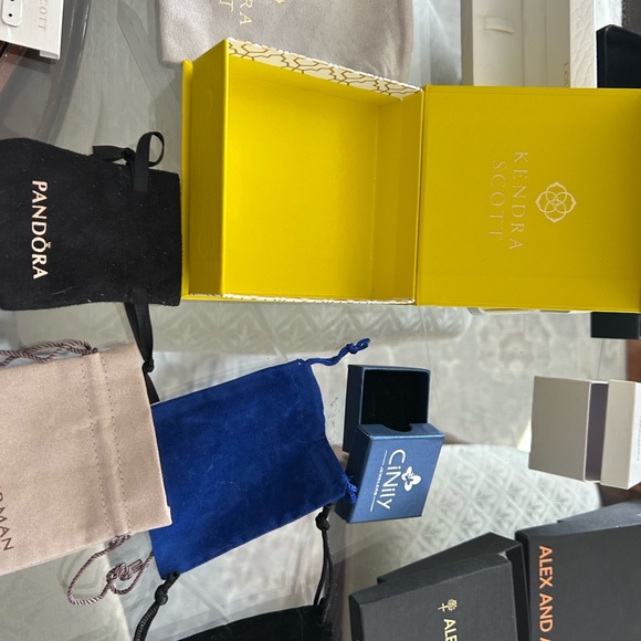 Assorted jewelry gift boxes, and pouches - Picture 11 of 12